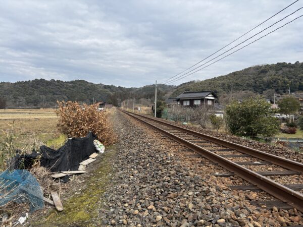 とても田舎なので線路も無法地帯で小さい頃はよくあそんでました(笑)
